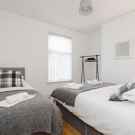 2 Bedroom House Liverpool- Large & Cosy- Sleeps 5 By Hinkley Homes Short Lets & Serviced Accommodation Esterno foto