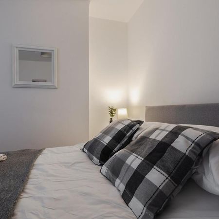 2 Bedroom House Liverpool- Large & Cosy- Sleeps 5 By Hinkley Homes Short Lets & Serviced Accommodation Esterno foto